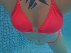 couple sexe de la déesse de la piscine hongroise l'eau passionnée tatouage sexuel sucre de fille babe fermer 