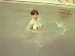 brunetta al di fuori piscina 60s anni '70 