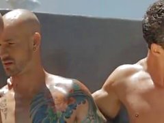 гей гей-порно мышца на открытом воздухе 