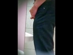 spion pissar urinal - spion urinal - camera killar - som peeing 