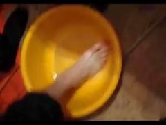 entortillement les pieds - cultes baby-sitter pieds 